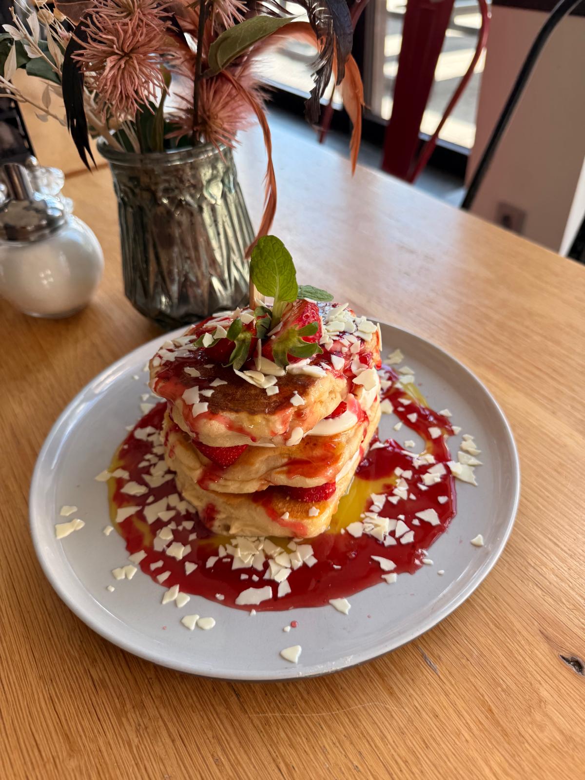 Erdbeer Pancakes mit weißer Schokolade