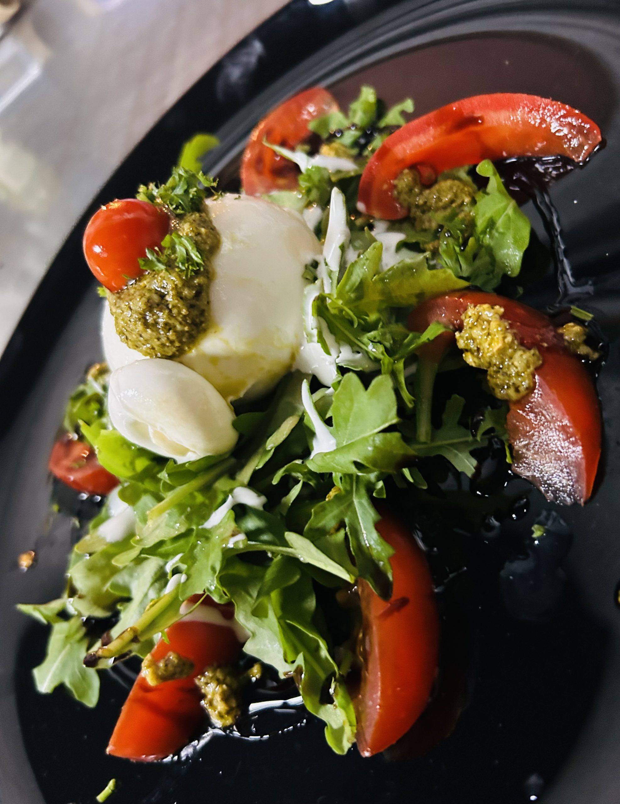 Salat mit Büffelmozzarella und Pesto