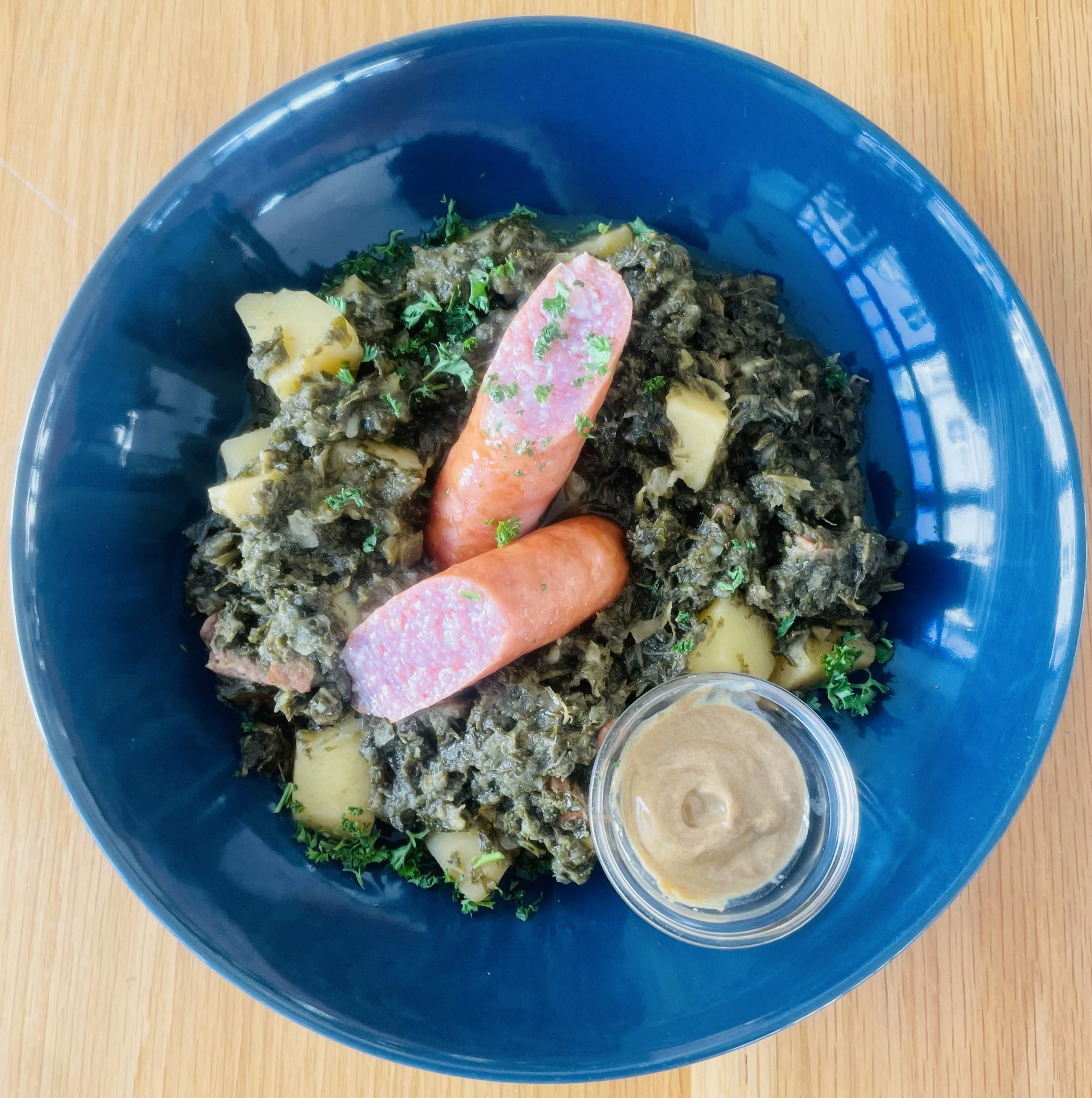 Kartoffeln mit Grünkohl und Würstchen